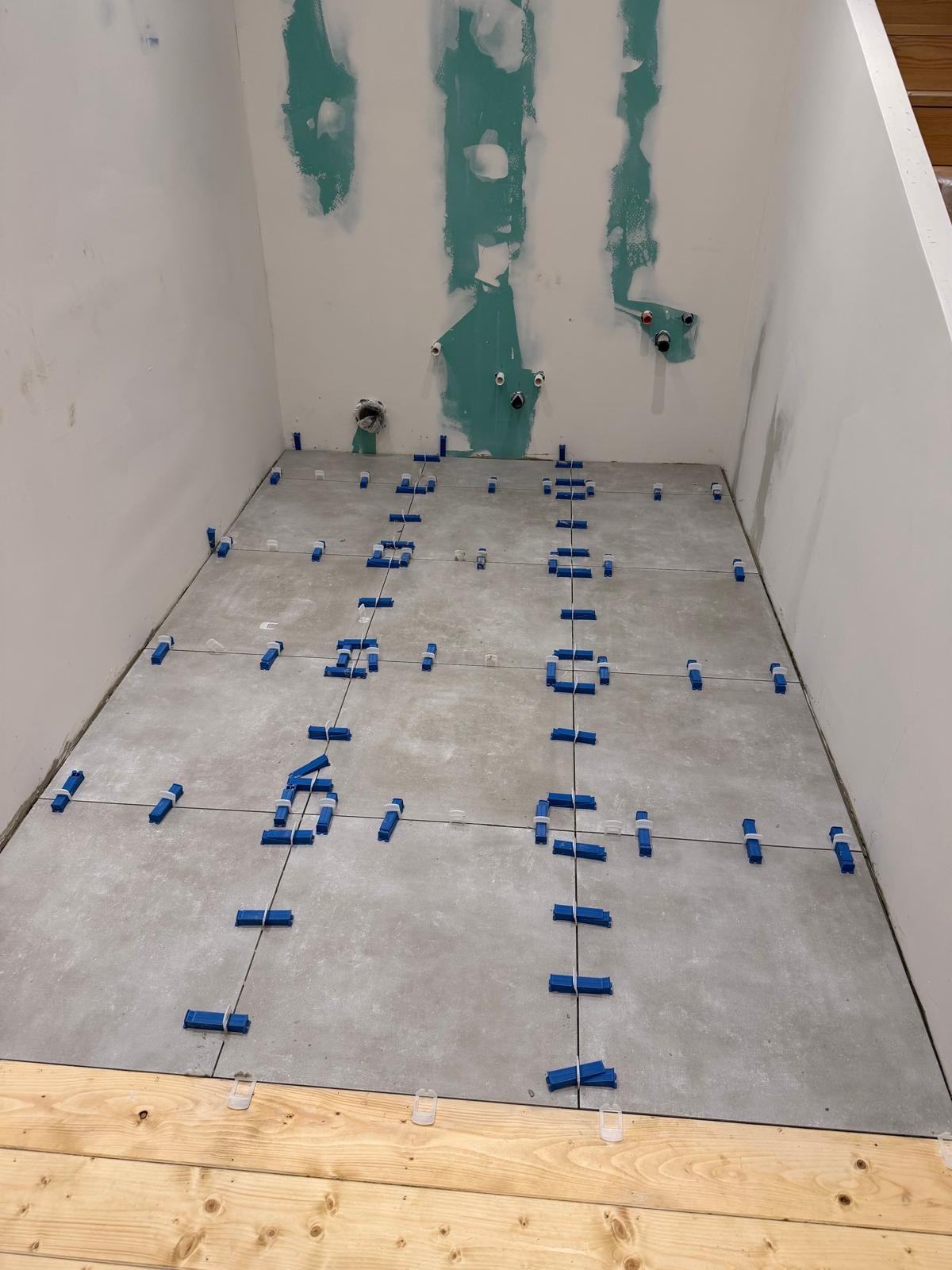 Pose carrelage 60×60 avec cales de nivellement