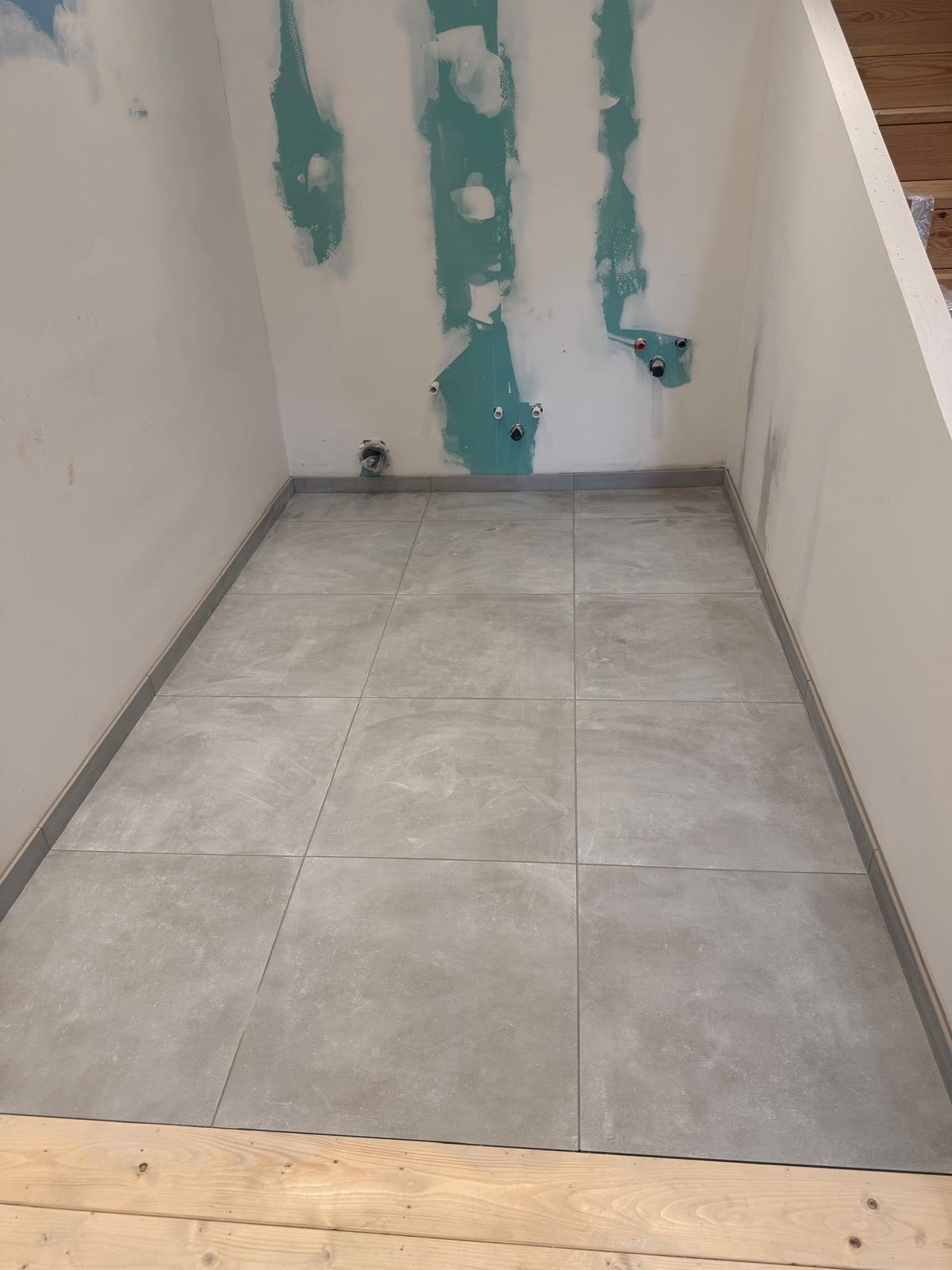 Finition plinthes assorties — salle de bain prête