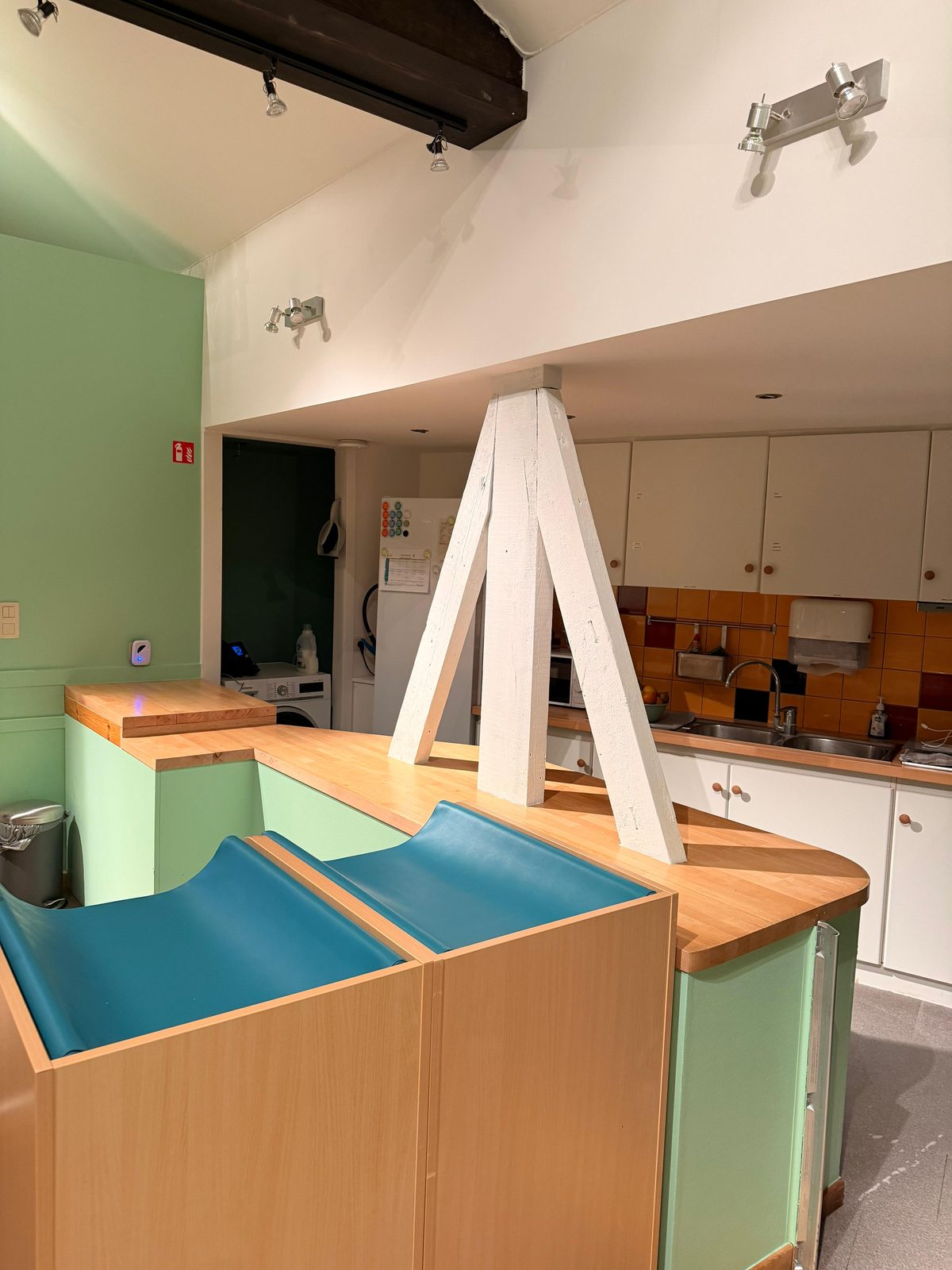 Cuisine ouverte sur l'espace de vie des enfants, avant claustra