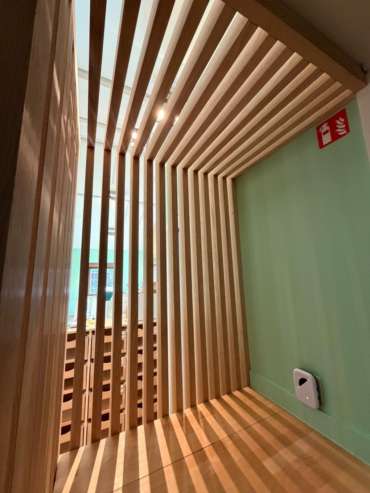 Détail du claustra avec retour de plafond dans l'entrée