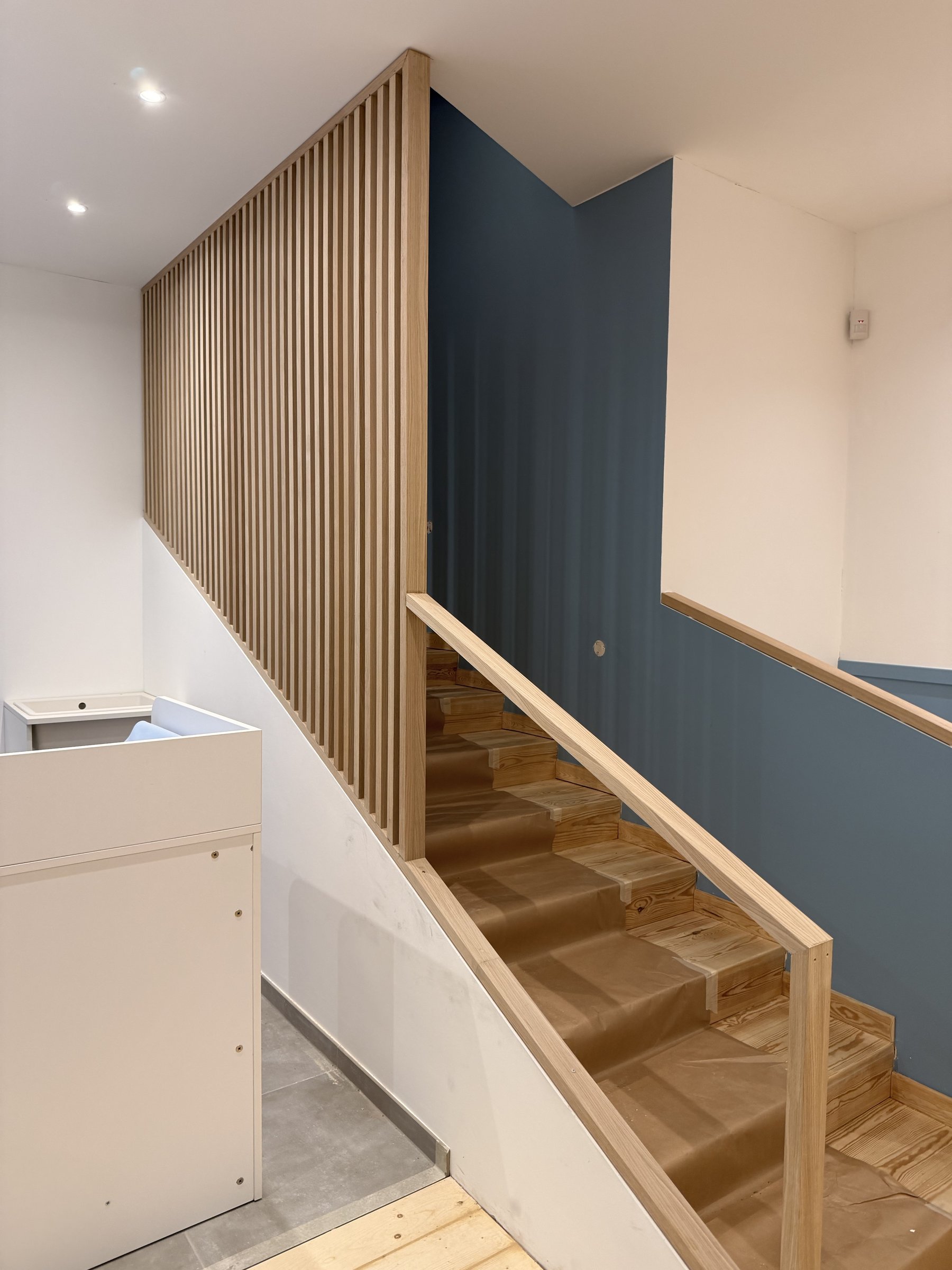 Claustra depuis le haut de l'escalier — vue dégagée