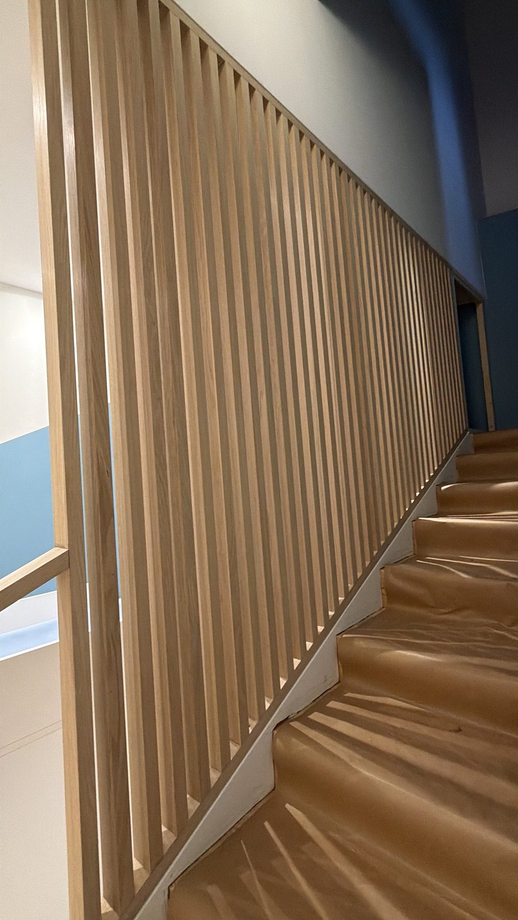 Détail lames verticales — jeux de lumière et ombres