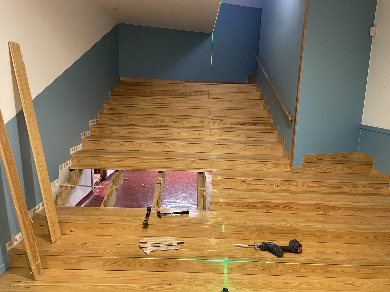 Escalier imposant avant travaux dans la crèche — Liège