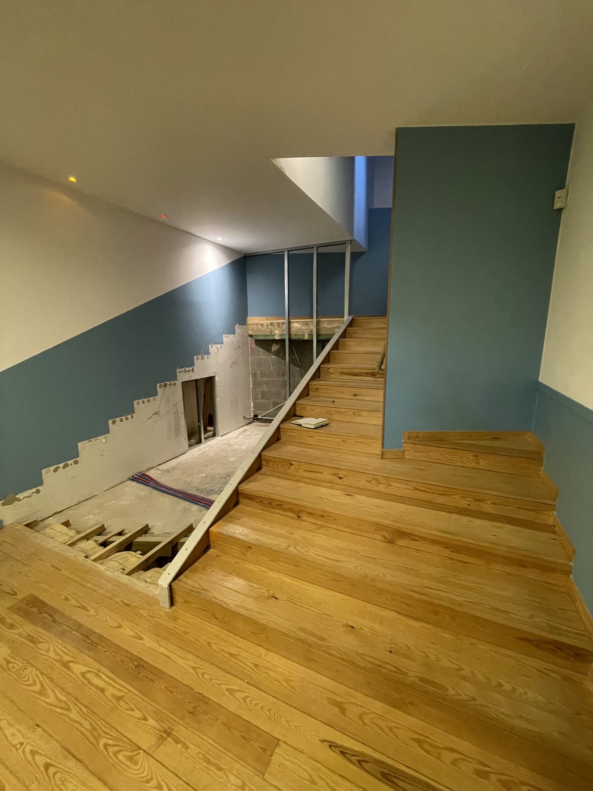 Démontage partiel de l'escalier en cours