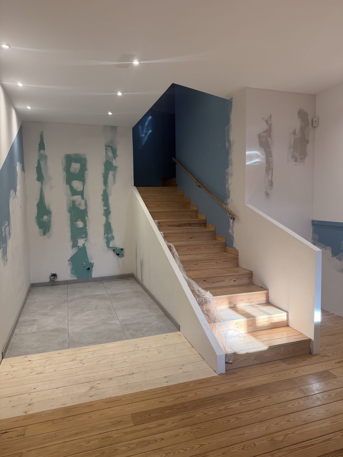 Zone sanitaire aménagée — toilettes et espace de change