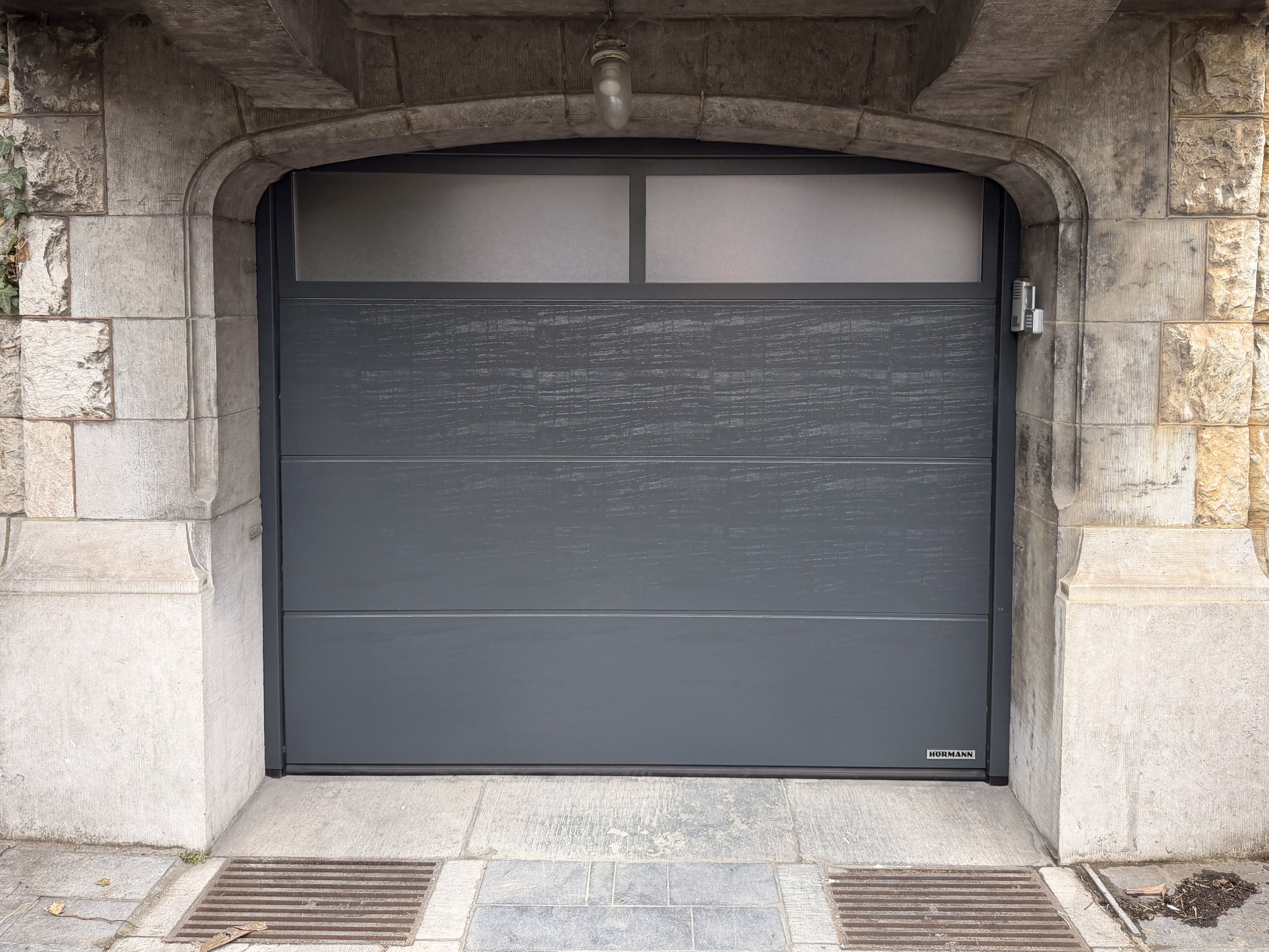 Porte garage sectionnelle Hörmann LPU42 RAL 7016 SikHabitat Liège