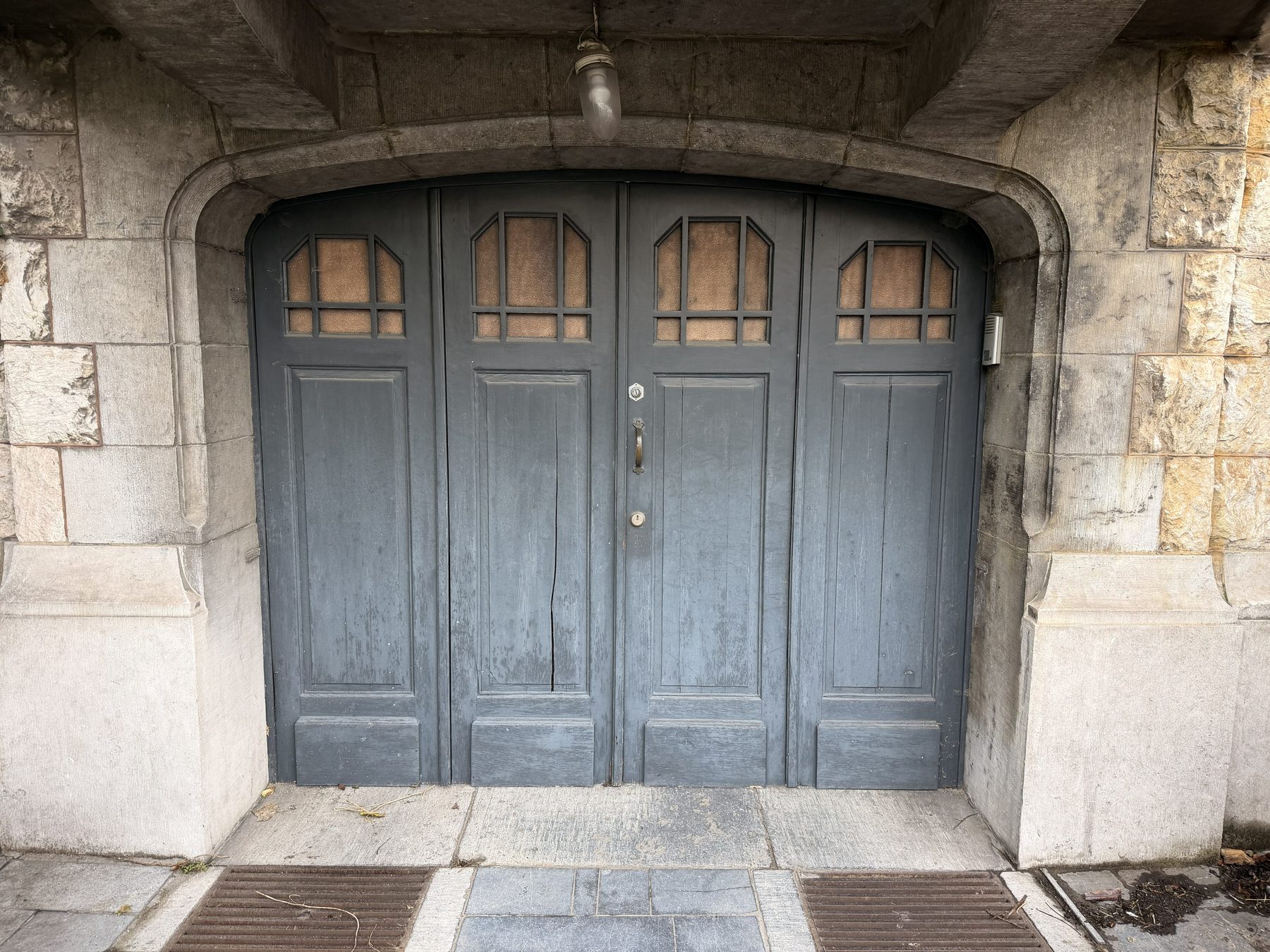 Avant — ancienne porte bois