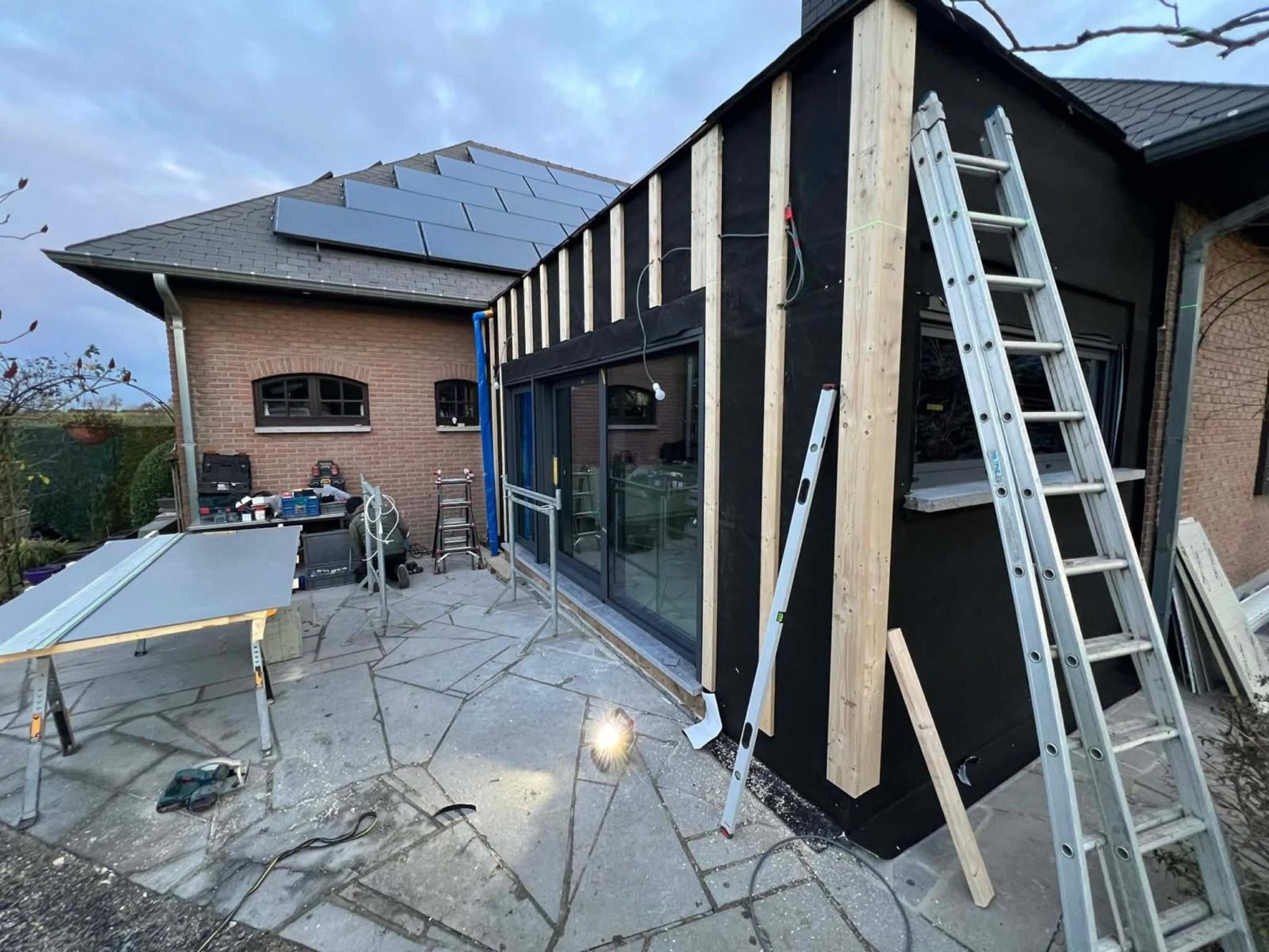 Mise en place de la boiserie pour le bardage