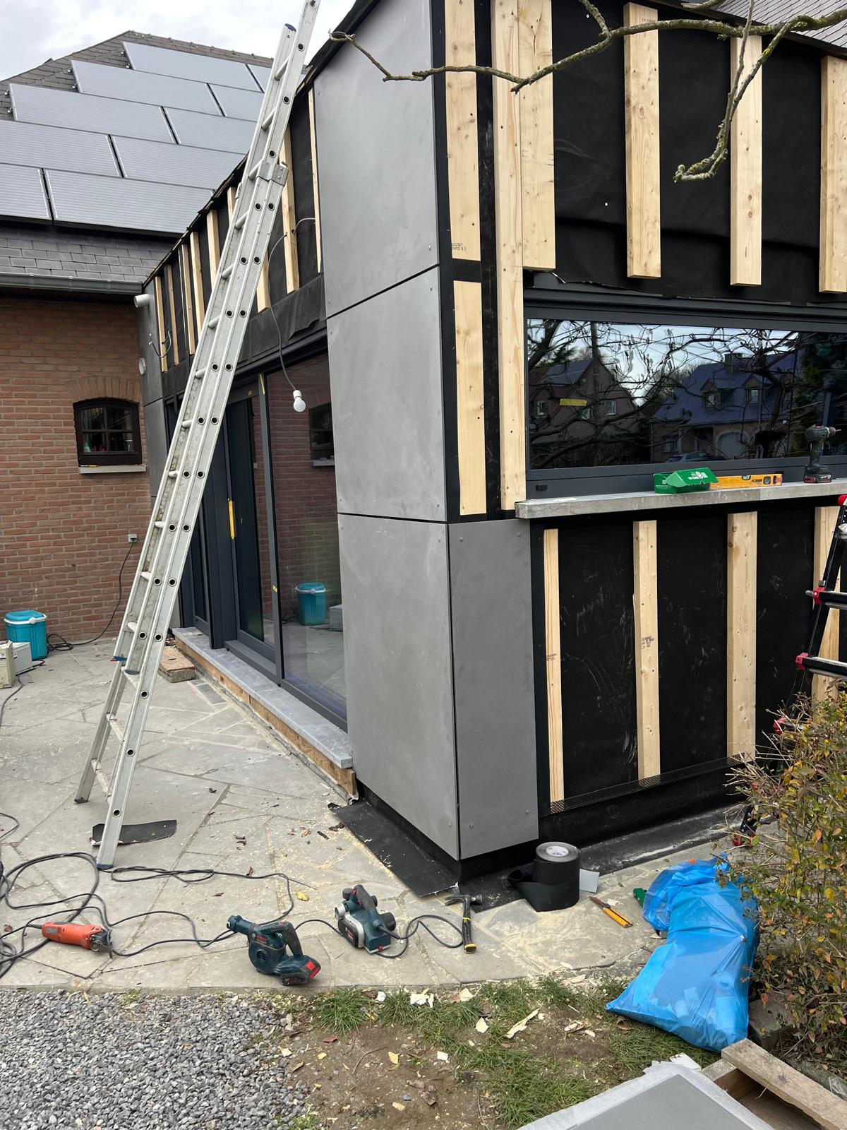 Facade Equitone + porte aluminium anthracite