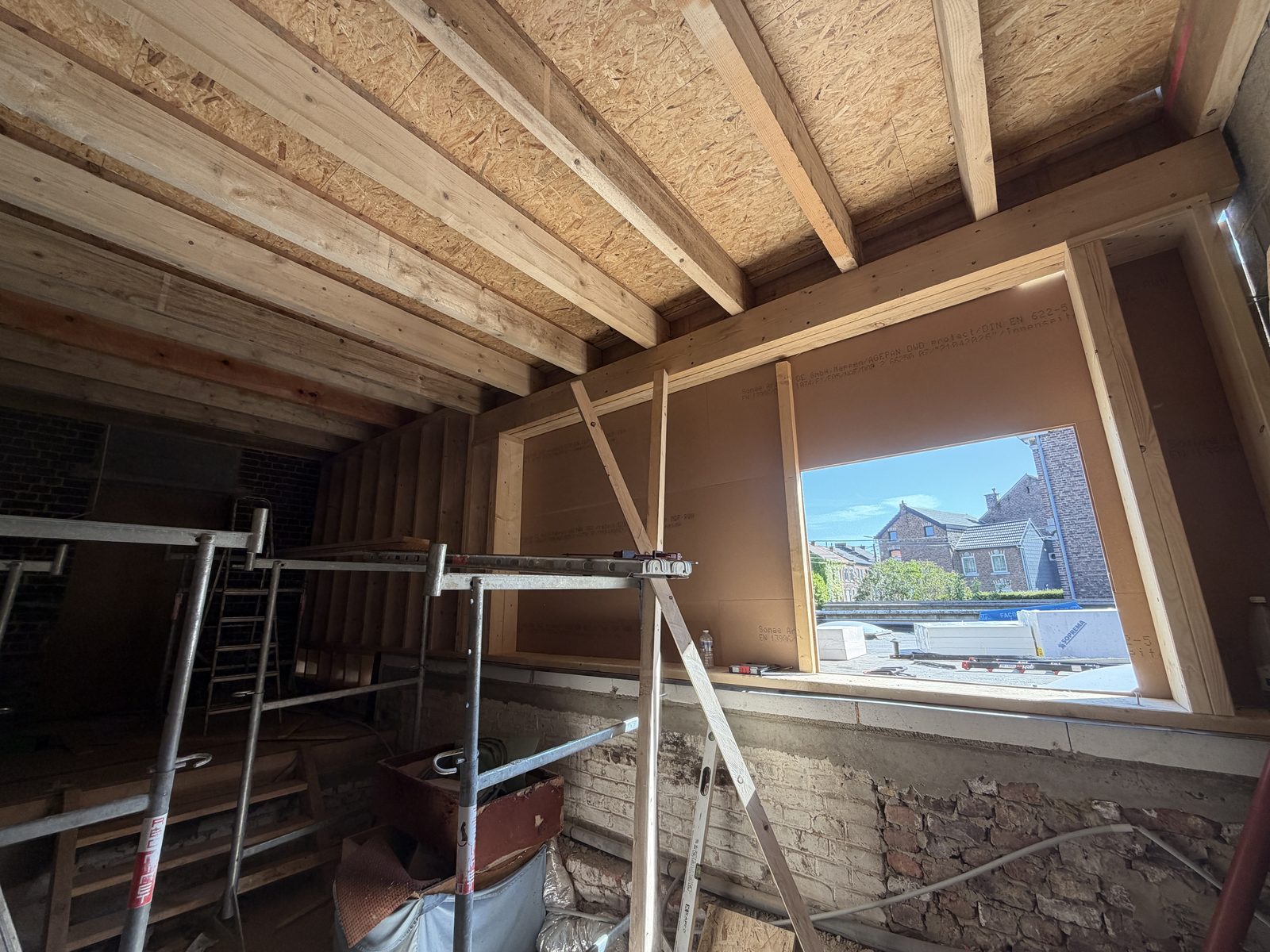 Intérieur fermé en panneaux Agepan avec baie du châssis