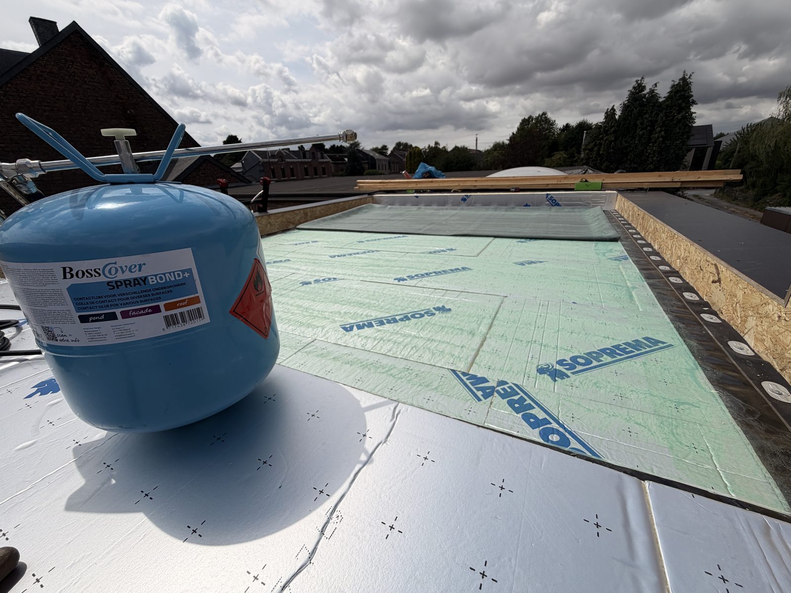 Collage de la membrane EPDM au BossCover SprayBond+