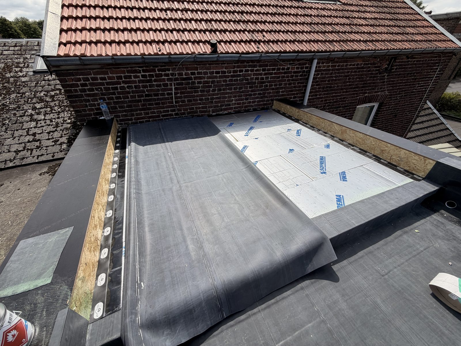 Déroulage de la membrane EPDM 1,5 mm BossCover