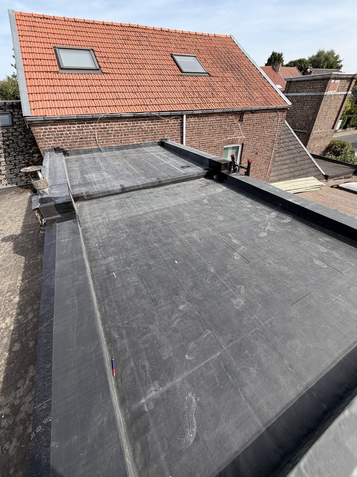 Toiture plate EPDM terminée