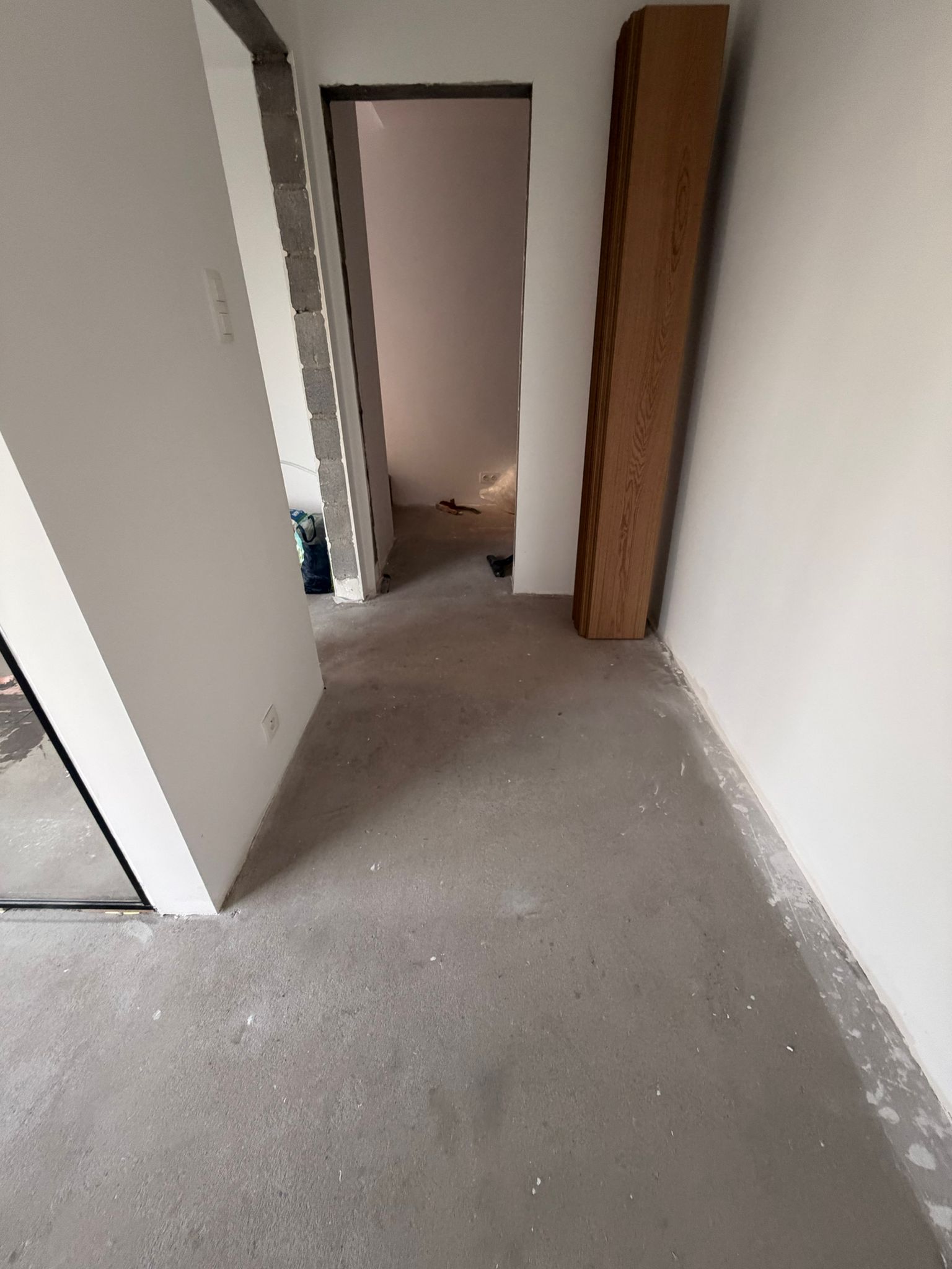 Couloir avant pose — sol brut