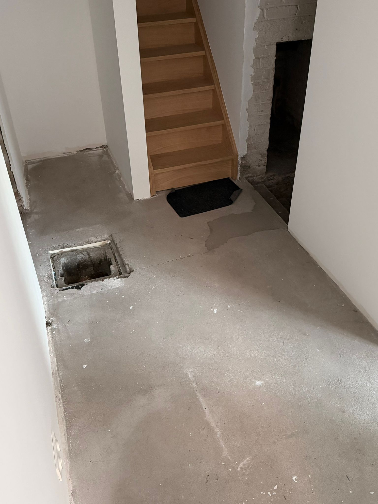 Hall d'entrée — sol béton avant