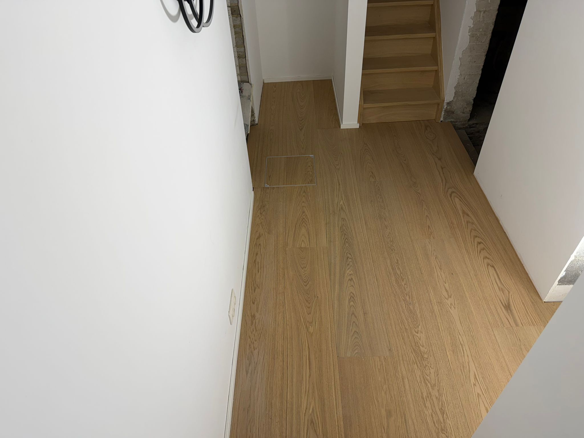 Hall d'entrée finalisé avec parquet chêne