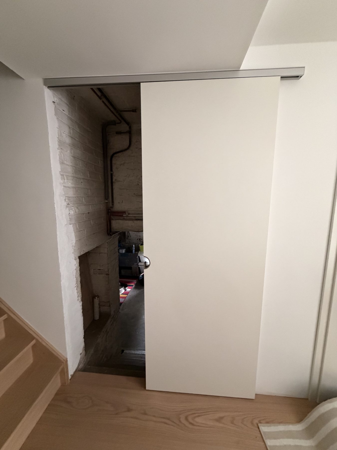 Porte coulissante sur mesure en cours de pose