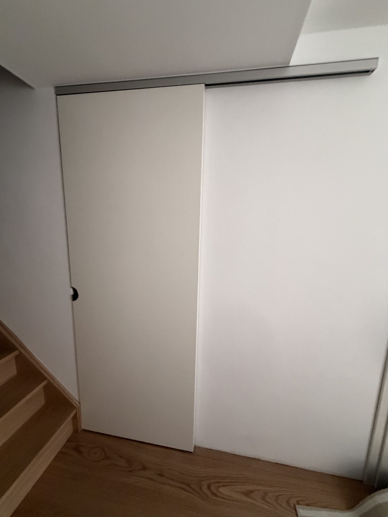 Porte coulissante finalisée — rail aluminium