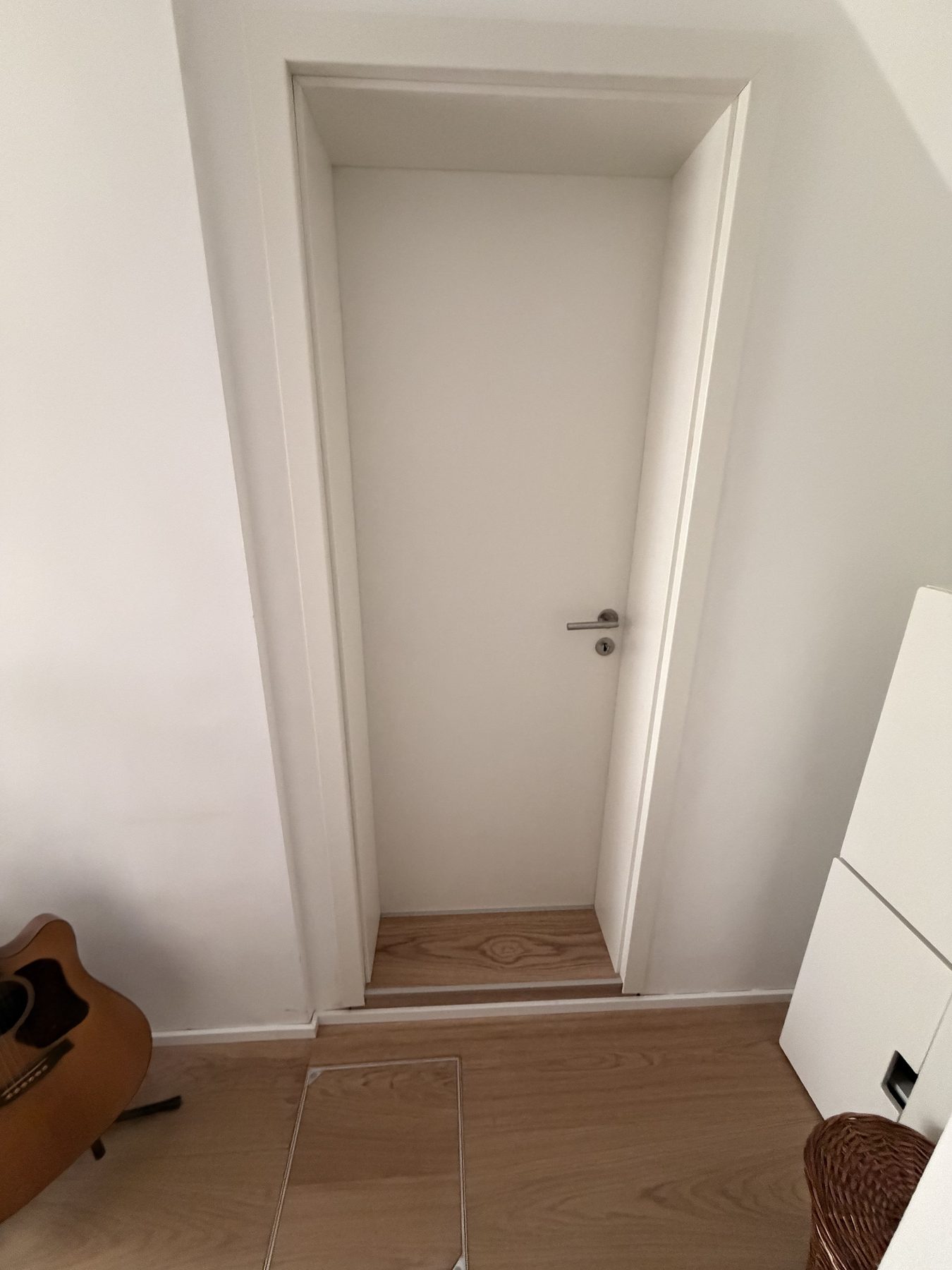 Porte CPL blanche posée — finition propre