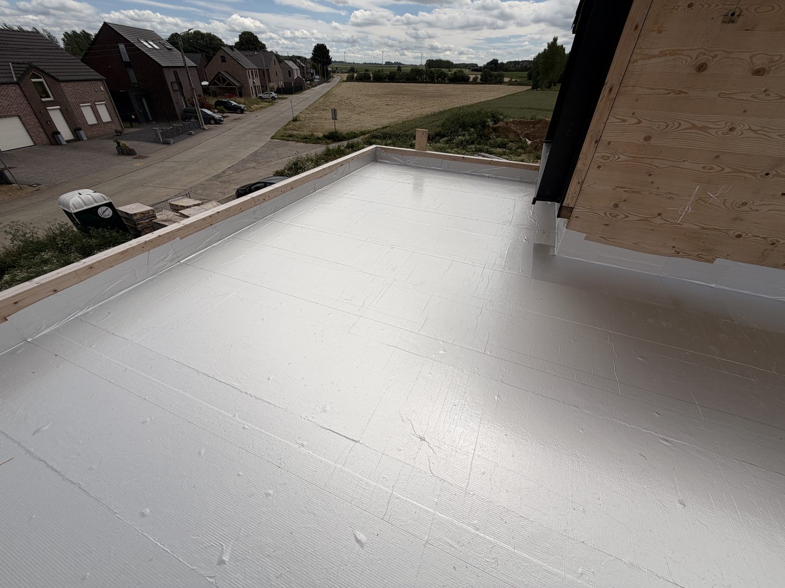 Toiture plate terminée avec pente créée — Eghezée