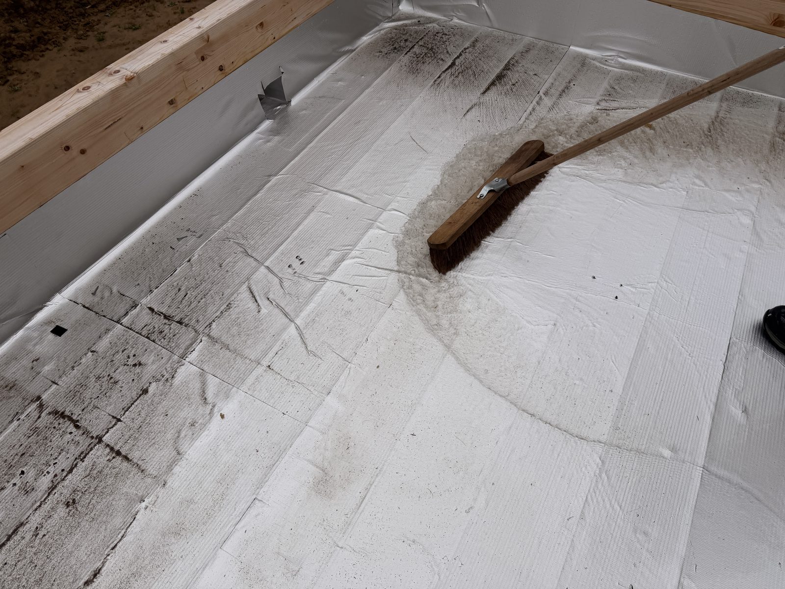 Évacuation des eaux stagnantes sur la toiture plate