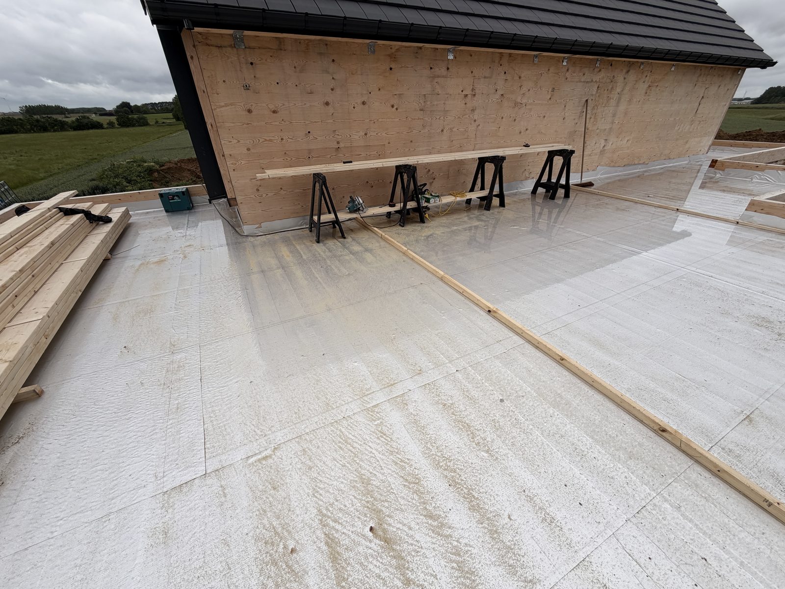 Débit des cales de pente sur le chantier