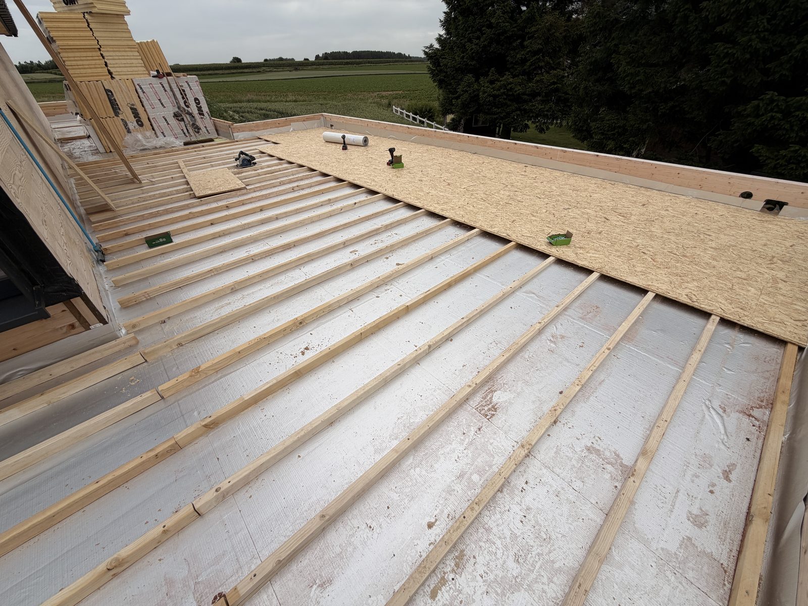 Cales de pente fixées sur la toiture plate