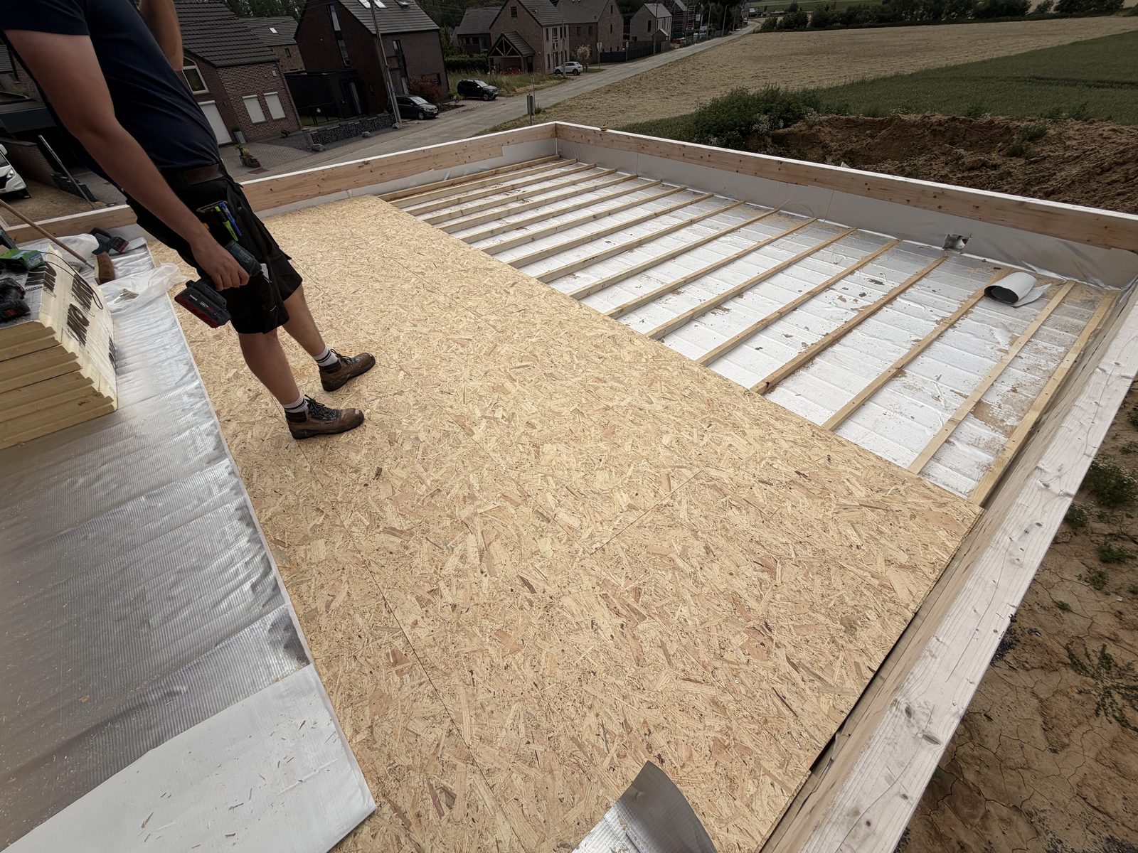 Pose du plancher OSB 18 mm sur la toiture