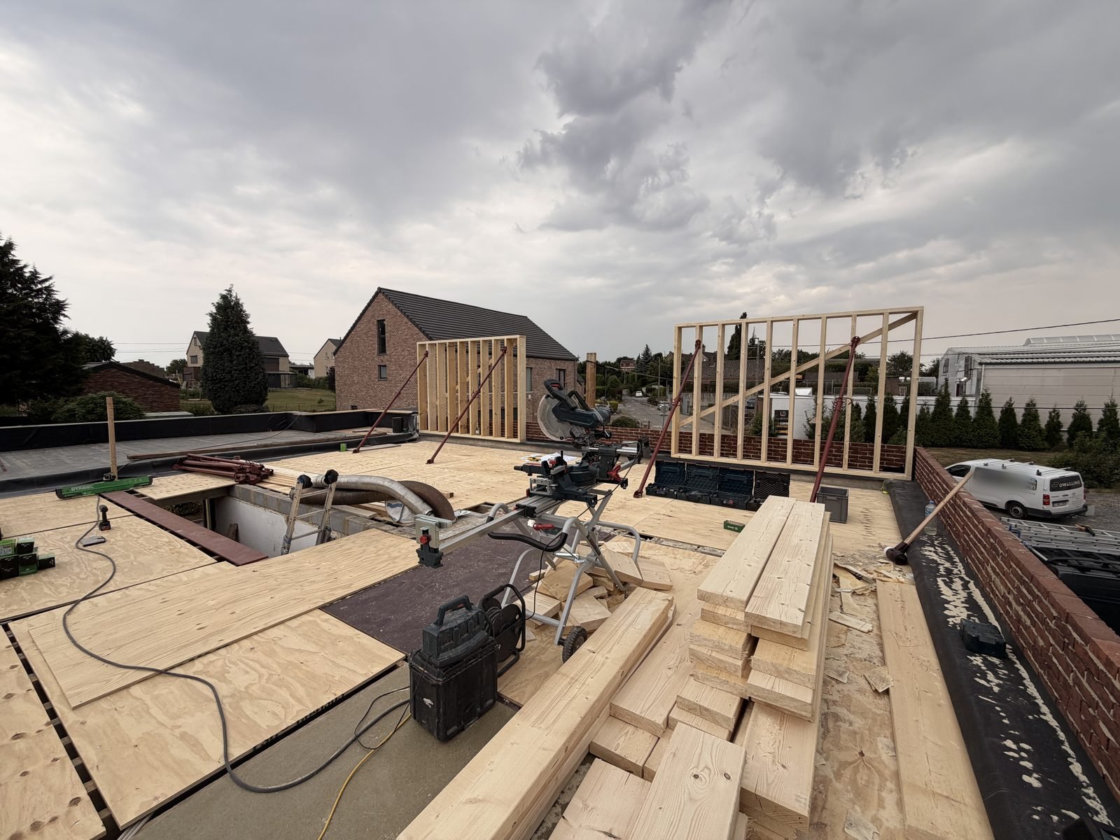 Levage des premiers murs à ossature bois