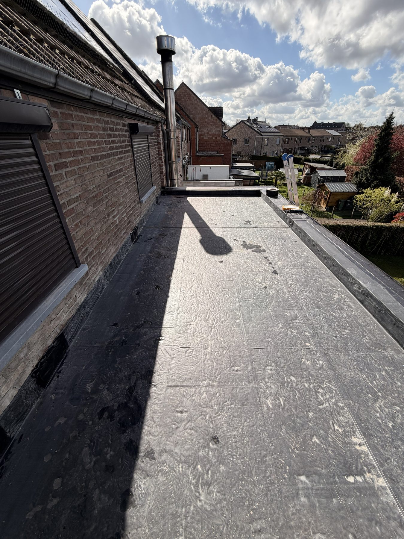 EPDM BossCover posé — rives alu noir
