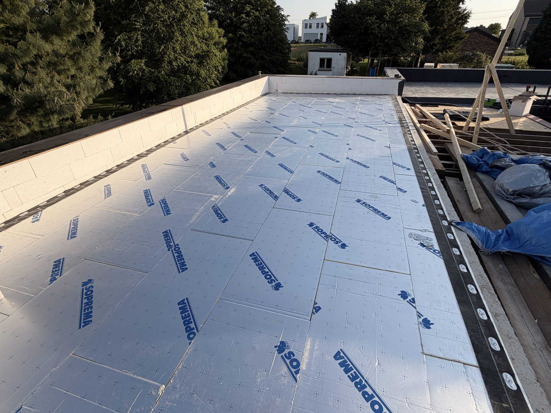 Déroulage de la membrane EPDM Bosscover
