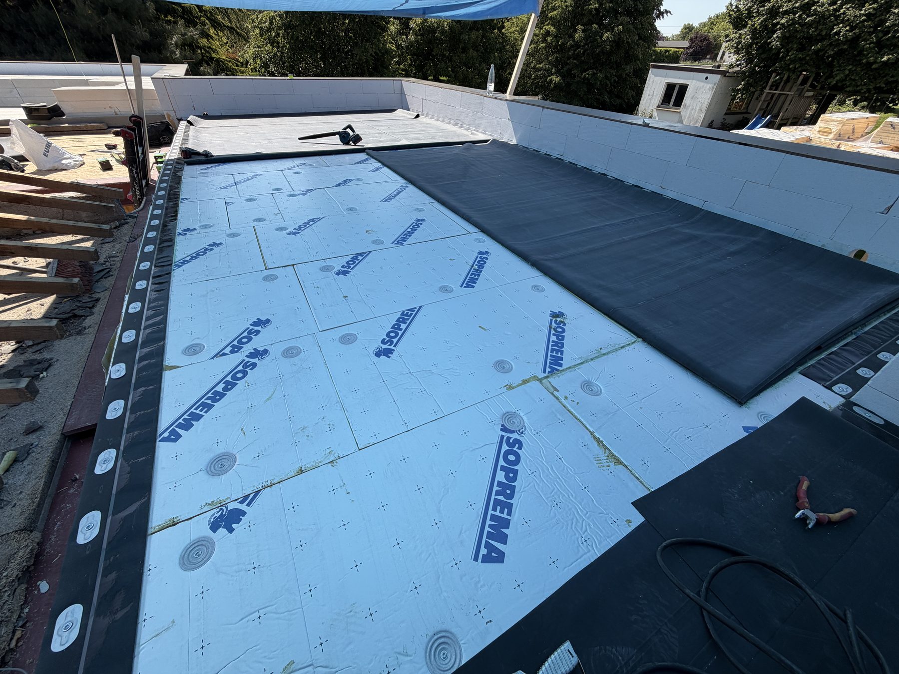 Toiture plate EPDM Bosscover Awans SikHabitat