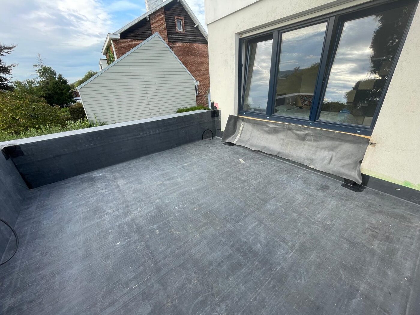 Toiture plate EPDM finalisée — vue panoramique